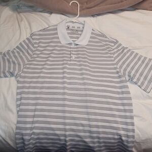 Under Armor Heatgear XL LOOSE White collared shirt.